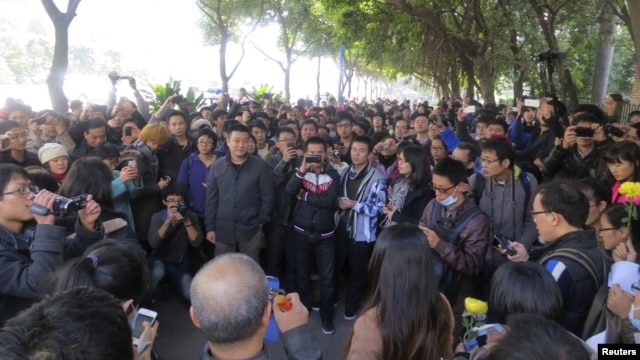 Demonstrators gather along a street near the headquarters of Southern Weekly newspaper in Guangzhou, Guangdong province, January 7, 2013.