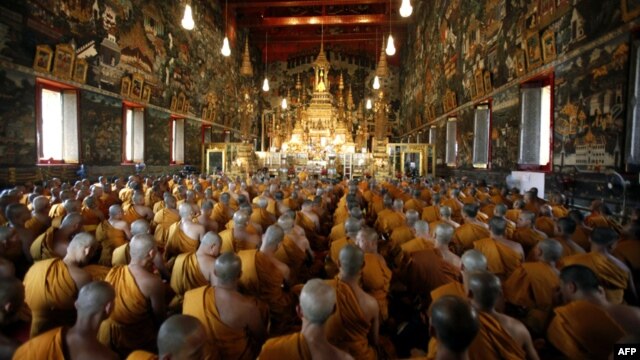 Para biksu Thailand berdoa pada upacara agama yang menandai ulang tahun ke-84 Raja Bhumibol Adulyadej yang dipuja banyak kalangan. (Foto: Dok)