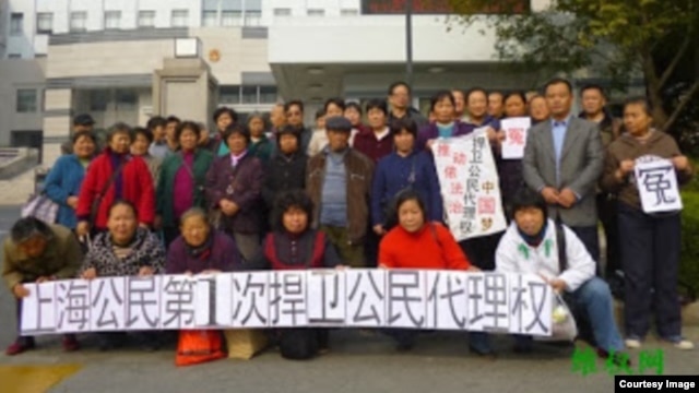 上海访民12月5日在上海法院前抗议法院剥夺公民代理权 (维权网)