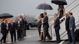 Tổng thống Obama và Đệ nhất phu nhân Michelle bước đến gần Ngoại trưởng Cuba Bruno Rodriguez khi họ đến sân bay quốc tế Jose Marti ở Havana, ngày 20 tháng 3, 2016. 