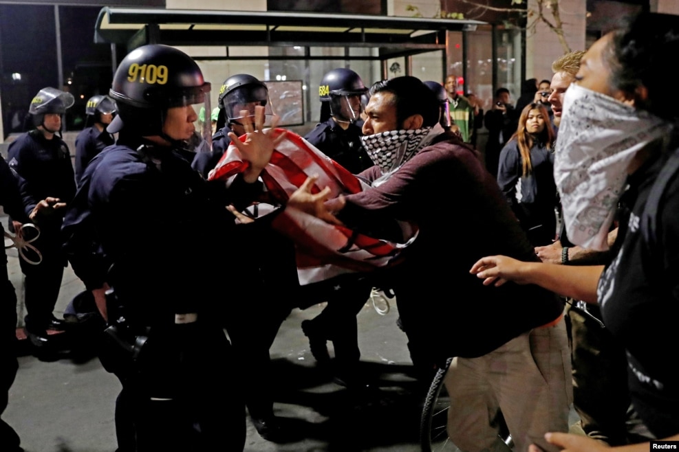 加州奧克蘭市的反川普示威者和警察爭執（2016年11月10日）
