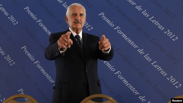 Mexican writer Carlos Fuentes arrives at a news conference announcing the Formentor Prize for Literature 2012 in Mexico City, March 12, 2012. 
