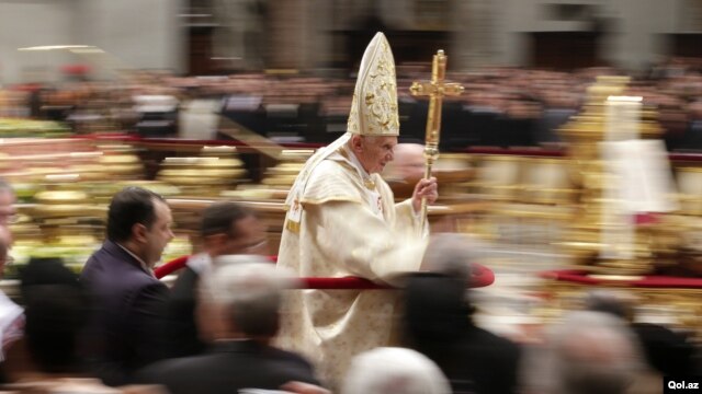 Đức Giáo Hoàng Benedict rời khỏi thánh đường St. Peter sau thánh lễ 25/12/12