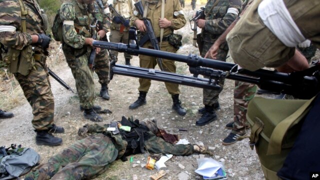 Дагестан, спецгруппа над телом убитого боевика