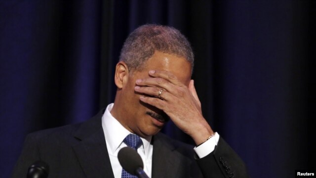Eric Holder fue declarado en desacato por 255 votos contra 67.