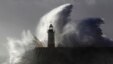 Một ngọn sóng khổng lồ chụp lên ngọn hải đăng, nơi một cậu bé 14 tuổi đã bị cuốn trôi ra biển ở Newhaven, Đông Nam nước Anh ngày 28 tháng 10, 2013.