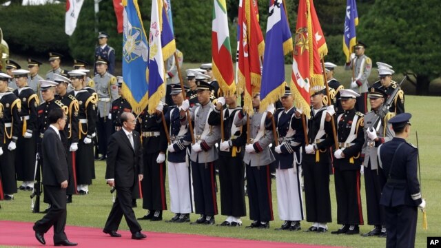 Tổng thống Miến Điện Thein Sein duyệt hàng quân danh dự và được trẻ em vẫy cờ chào đón tại dinh tổng thống Hàn Quốc, ngày 9/10/2012