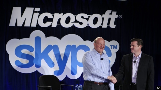 El presidente de Microsoft, Steve Ballmer, izquierda saluda al presidente de Skype, Tony Bates durante el anuncio de la adquisición del sistema Skype por el gigante de los software, en mayo de 2011.