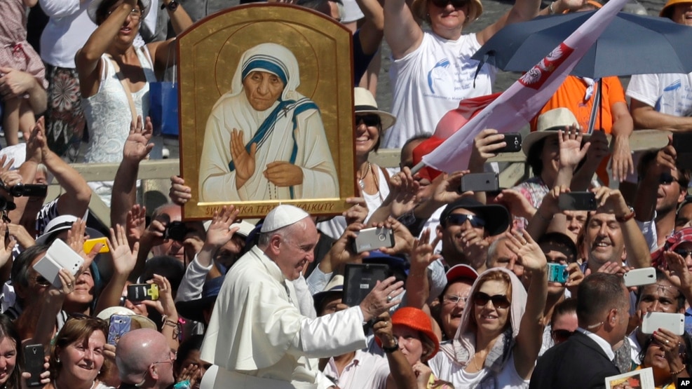 Đức Giáo Hoàng Phanxicô đi ngang qua phía trước bức ảnh Mẹ Teresa tại quảng trường Thánh Phêrô Vatican, ngày 4 tháng 9 năm 2016.