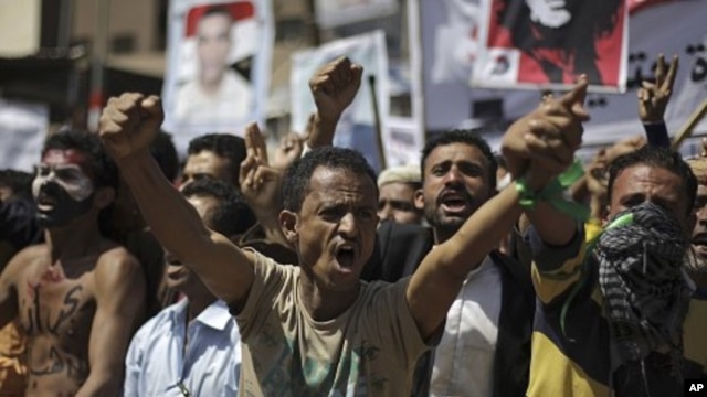 Yemeni protesters chant slogans during a demonstration demanding the resignation of Yemen's president Ali Abdullah Saleh, in Sana'a, Yemen, September 28, 2011.