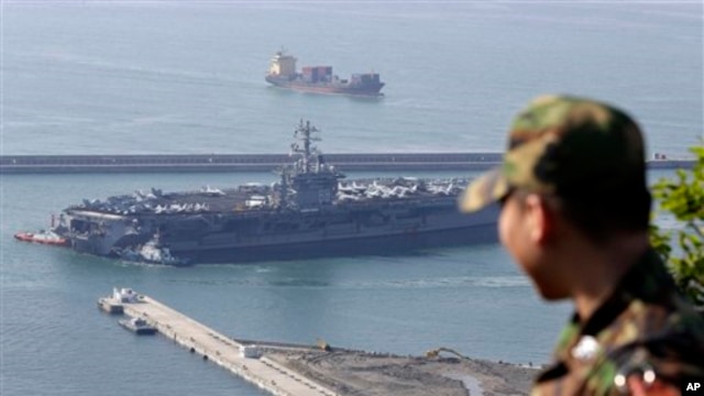 Tàu sân bay USS Nimitz cặp cảng Busan của Nam Triều Tiên hôm thứ bảy 11 tháng 5, 2013.