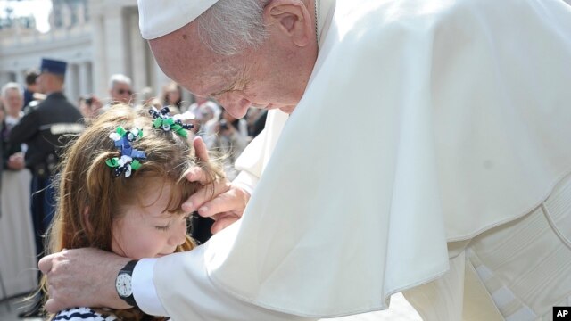 El papa Francisco bendijo a Lizzy Myeres, de 5 años, en el Vaticano.
