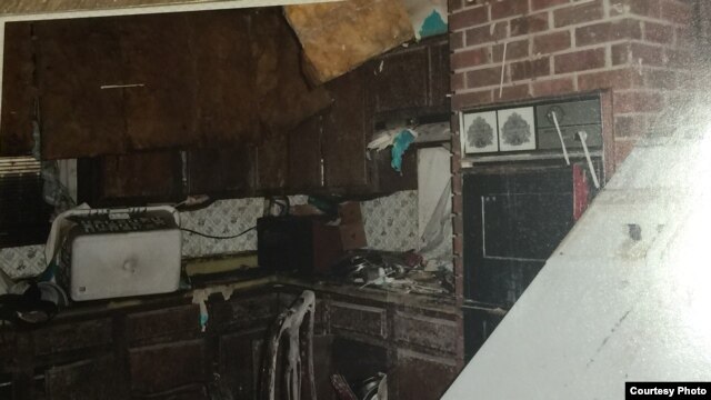 Một góc bếp nhà ông Đỗ Quang Trường bị hư hại (Chụp từ hình của gia đình)