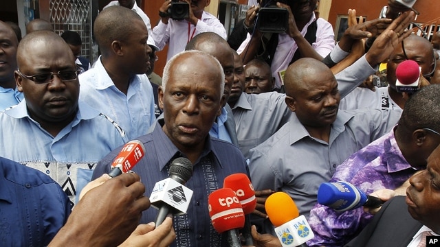 Tổng thống Angola Jose Eduardo dos Santos (giữa) nói chuyện với phóng viên sau khi đi bỏ phiếu ở thủ đô Luanda, 31/8/2012