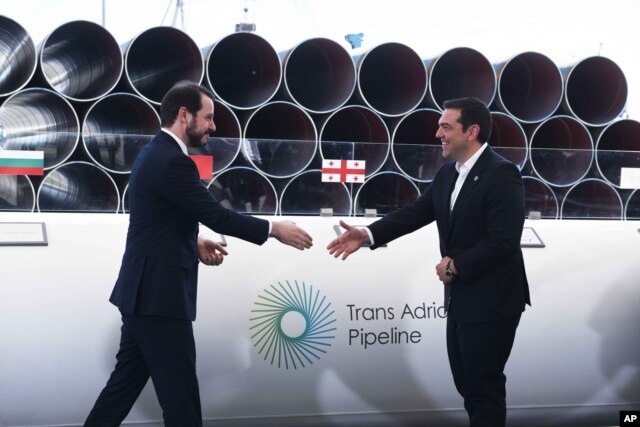 Greece's Prime Minister Alexis Tsipras, right, shake hands with Turkish Minister of Energy Berat Albayrak during the Trans-Adriatic Pipeline inauguration ceremony, in the northern Greek city of Thessaloniki, May 17, 2016.