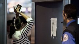Một khách lữ hành đang bị kiểm tra bằng máy soi Advanced Imaging Technology (AIT) tại phi trường John F. Kennedy ở New York (ảnh tư liệu, ngày 29/2/2012. 