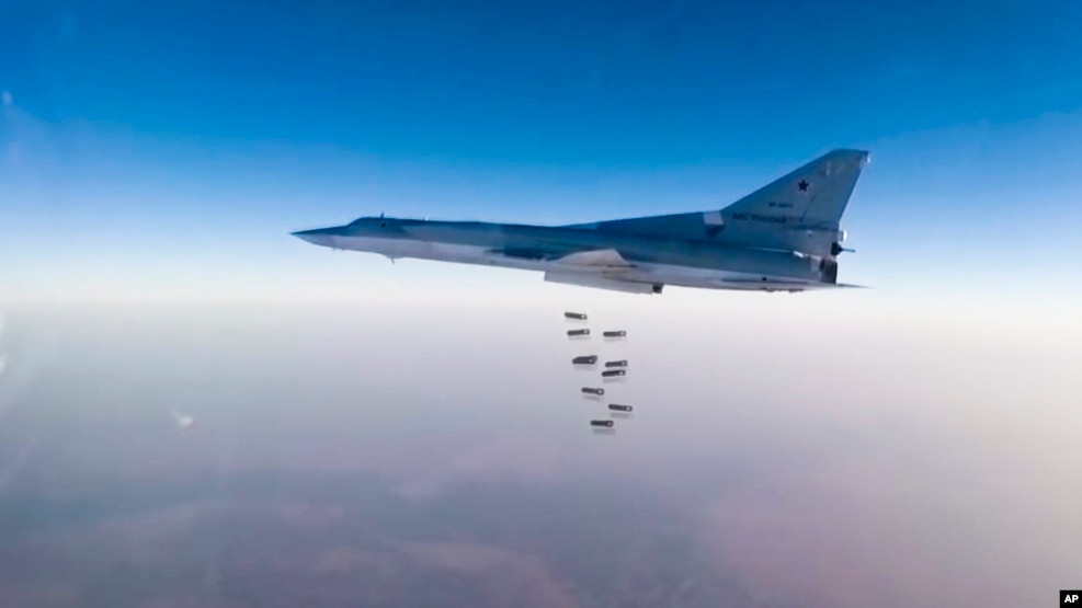 Bombardeiros da Rússia ‘posicionados no Irã’ atacam alvos na Síria
