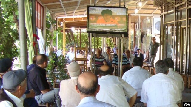 Sîyasetvana Kurd Leyla Zana di televîzyonê de diaxife