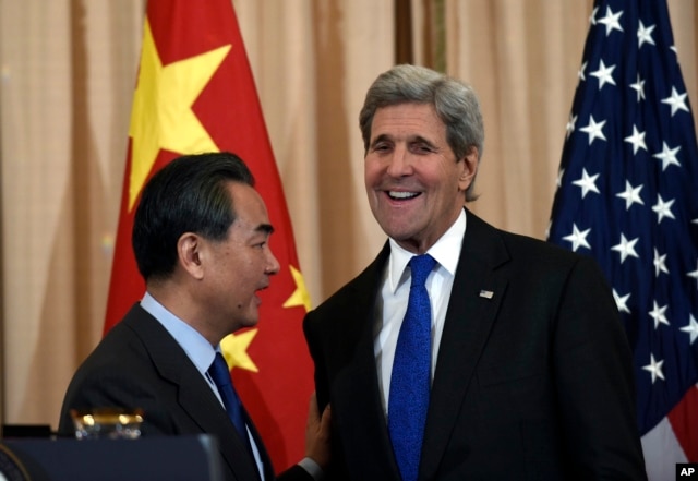 Ngoại trưởng Mỹ John Kerry gặp Ngoại trưởng Trung Quốc Vương Nghị tại Bộ Ngoại giao ở Washington, ngày 23/2/2016.