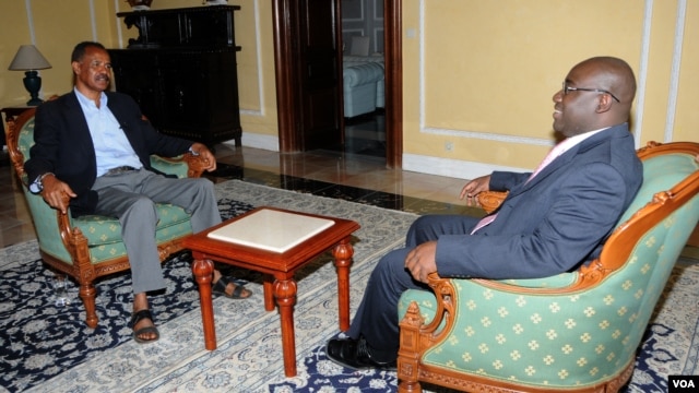 VOA'S Peter Clottey (r) interviewing Eritrea President Isaias Afewerki (l)