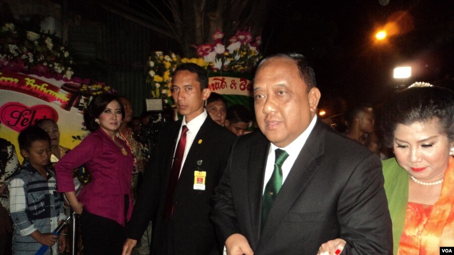 Kepala BIN, Marciano Norman saat menghadiri pernikahan putra sulung Presiden Jokowi di Solo, Kamis malam 11/6 (foto: VOA/Yudha).