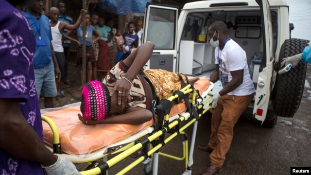 Uma mulher grávida suspeita de contrair o vírus Ebola é levantada por maca para uma ambulância em Freetown, Serra Leoa 19 de setembro de 2014 em uma foto apostila fornecida pelo UNICEF.