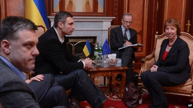 Lãnh đạo đối lập Ukraina Oleg Tjagnibok (trái), Chủ tịch đảng đối lập Ukraina Udar, cựu vô địch quyền anh hạng nặng WBC Vitali Klitschko (thứ hai từ bên trái) trong cuộc hội đàm với trưởng ban chính sách đối ngoại EU Catherine Ashton tại Kiev, ngày 24/2/2014.