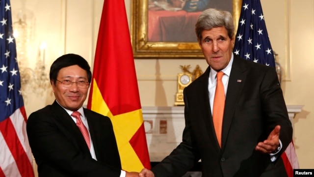 Phó Thủ tướng kiêm Bộ trưởng Ngoại giao Việt Nam Phạm Bình Minh và Ngoại trưởng Mỹ John Kerry tại Bộ Ngoại giao ở Washington, ngày  2/10/2014.