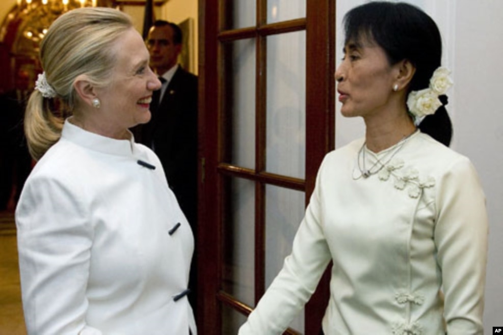 2011年12月1日，美国国务卿克林顿会见缅甸民主运动领导人昂山素季