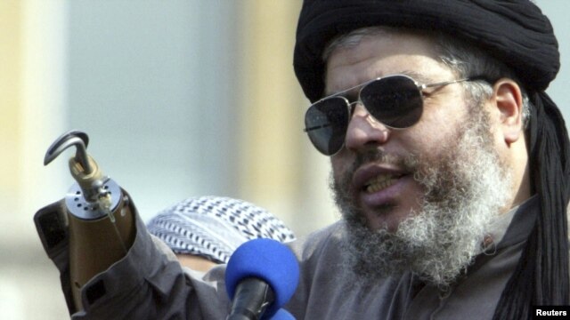 Abu Hamza se hizo famoso en el Reino Unido por predicar en contra Occidente desde la mezquita de Finsbury Park, en Londres.