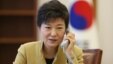 박근혜 한국 대통령이 지난 3월 청와대 집무실에서 시진핑 중국 공산당 총서기 겸 국가주석과 전화통화하고 있다. 청와대 제공.