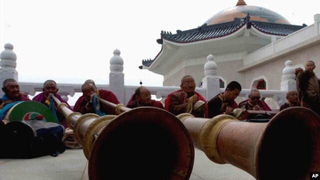喇嘛在成吉思汗陵墓举行的纪念仪式中吹号（2006年4月18日）