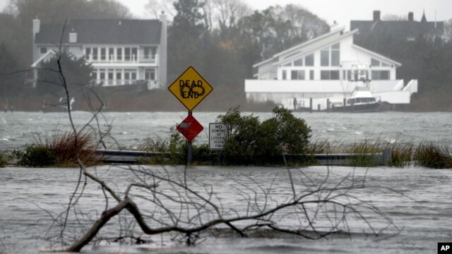 Una calle inundada en Center Moriches, Nueva York.