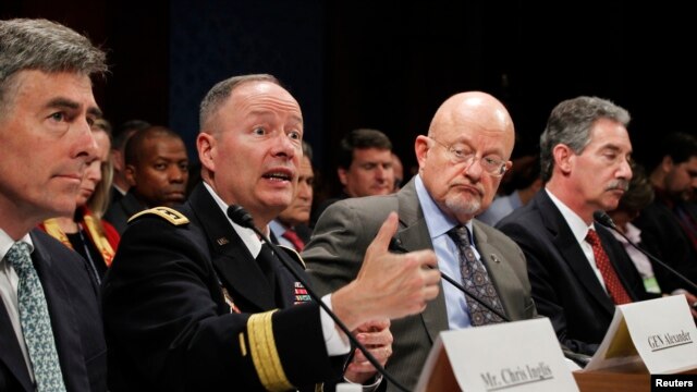 Đại tướng Lục quân Keith Alexander, người đứng đầu cơ quan NSA (thứ hai từ bên trái) trong cuộc điều trần tại Hạ viện Mỹ, ngày 29/10//2013.