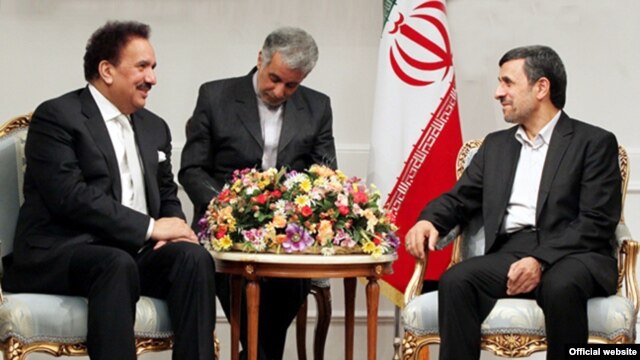 Bộ trưởng Nội vụ Pakistan Rehman Malik (trái) hội đàm với Tổng thống Iran Mahmoud Ahmadinejad tại Tehran, Iran 19/2/13