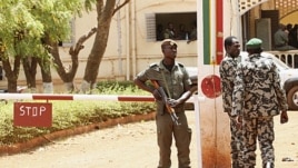 Wanajeshi wanaotawala Mali wakiwa wanalinda makao makuu yao.