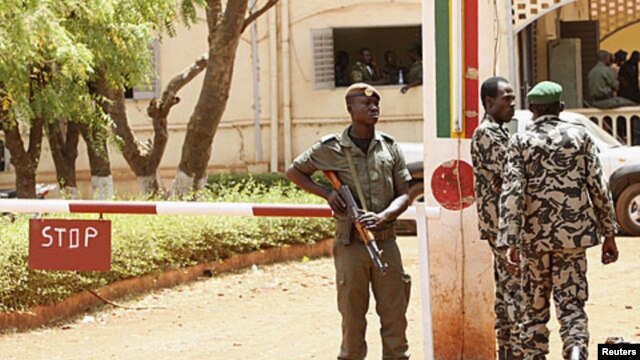 Wanajeshi wanaotawala Mali wakiwa wanalinda makao makuu yao.