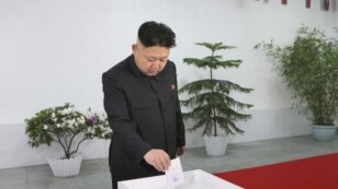 ေျမာက္ကိုရီးယားေခါင္းေဆာင္ Kim Jong ေရြးေကာက္ပဲြအတြက္ the Kim Il Sung တကၠသိုလ္ကို ေရာက္ရွိစဥ္။ (မတ္ ၉၊ ၂၀၁၄)