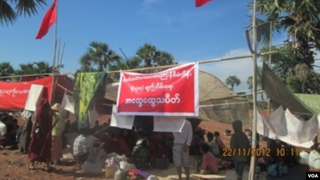 Burmese protesters at their camp at a Chinese-backed copper mine, Monywa Burma, November 22, 2012. (VOA Burmese Service)     