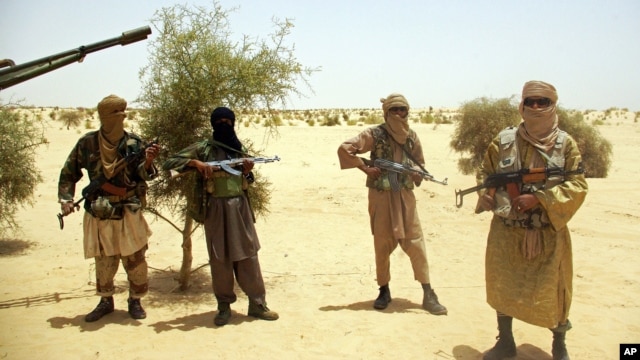 Militan Islamis Mali, Ansar Dine di padang pasir di luar Timbuktu (foto: dok). Pasukan Mali menuju Timbuktu untuk menggempur militan Islam.  