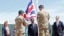 Askar calanka Britain ka taagaysa goobta Britain ay ka furtay safaaradda cusub.