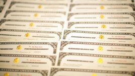 Mientras miles en EE.UU esperan certificados de naturalización como éstos, otros rechazan la ciudadanía.