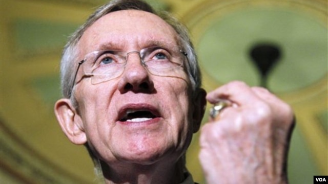 El líder de la mayoría demócrata en el Senado, Harry Reid, dijo que los uniformes deberían ser “quemados”.