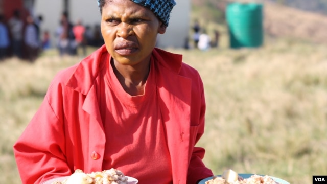 Community members serve food to all the people who’ve gathered to be tested for HIV at Bulungula (D. Taylor/VOA)