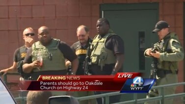 Hình ảnh được lấy từ đoạn phim do WYFF cung cấp cho thấy các nhân viên thực thi pháp luật phản ứng sau các báo cáo về vụ nổ súng ở trường tiểu học Townville, South Carolina, ngày 28 tháng 9 năm 2016.