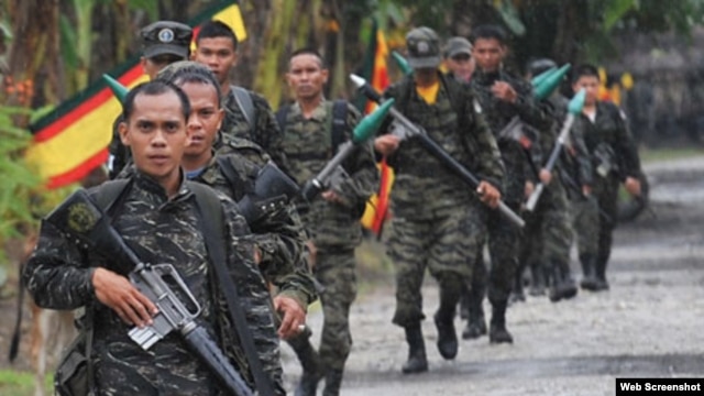Tentara pemberontak Moro (MNLF) menyerbu kelompok militan Abu Sayyaf yang menolak membebaskan sandera (foto: dok). 