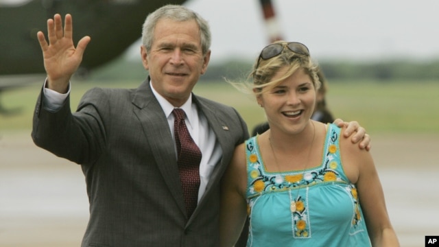 George W. Bush feliz con la noticia de su primer nieto.