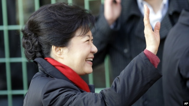 South Korea's presidential candidate Park Geun-hye of the ruling Saenuri Party waves to her supporters upon her arrival to cast her ballot for the presidential election at a polling station in Seoul, December 19, 2012.