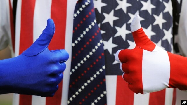 Un estudiante de Denver vestido en rojo, blanco y azul durante la Fiesta del Debate en la Universidad de Denver, antes del debate presidencial.