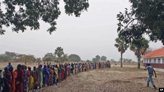 Returnees from north Sudan wait in line for World Food Program staff to start distributing food in Wanjak near Aweil in the northern Bahr el Ghazal state in south Sudan. (File Photo)